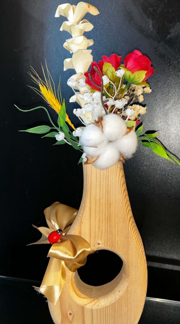 Aranjament floral in suport din lemn